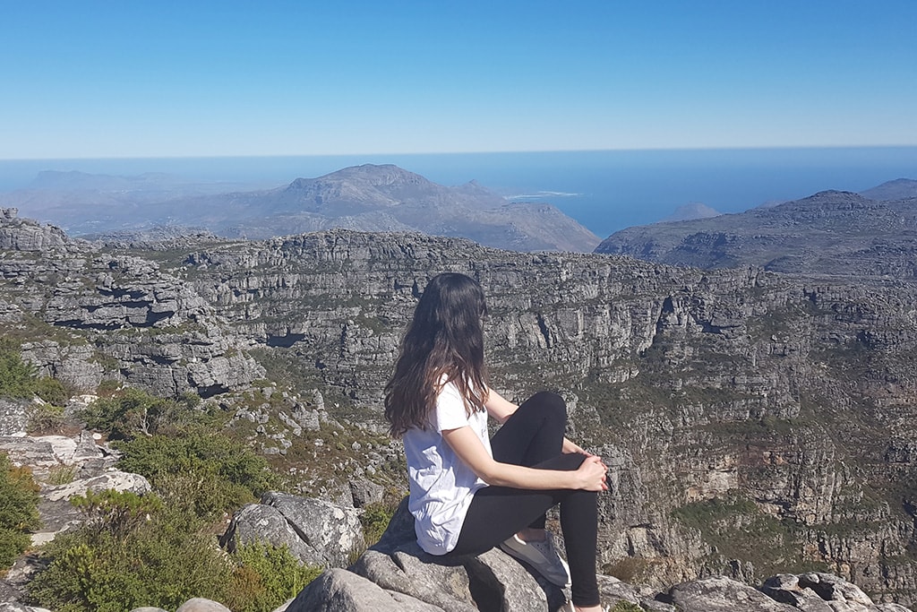 Table Mountain mirador y Barbara Cortes sentada