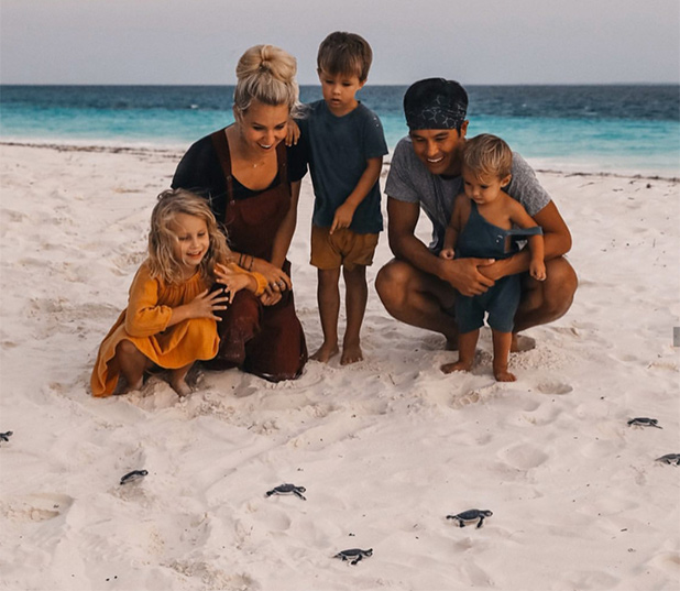 niños con padres en la playa